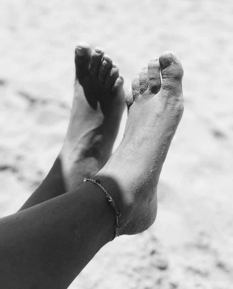 I miei piedini sono a vostra disposizione!
Contattami per avere contenuti personalizzati!