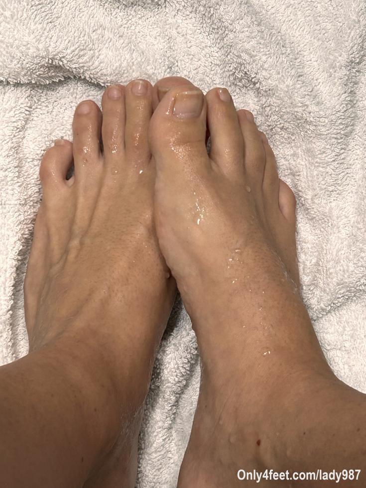 👣
