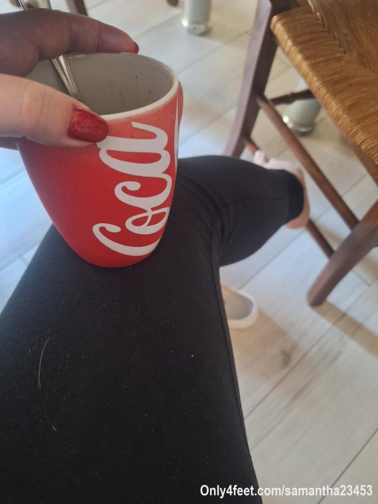 Iniziamo con in buon caffè 🥱🥱💌💌
Rigorosamente con la tazza della Coca cola 🫠🫠👣👣