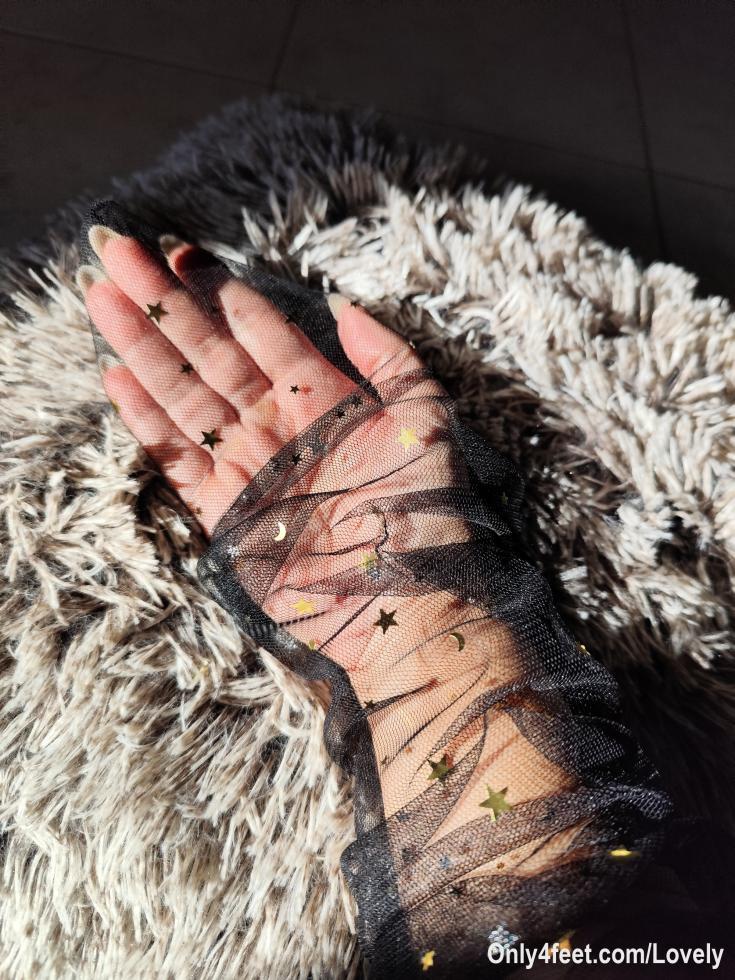 Hi! Do you want to see me wearing these beautiful socks!? Would you like to see more interesting first class pictures?! So please, subscribe!! And enjoy feet! 🤩