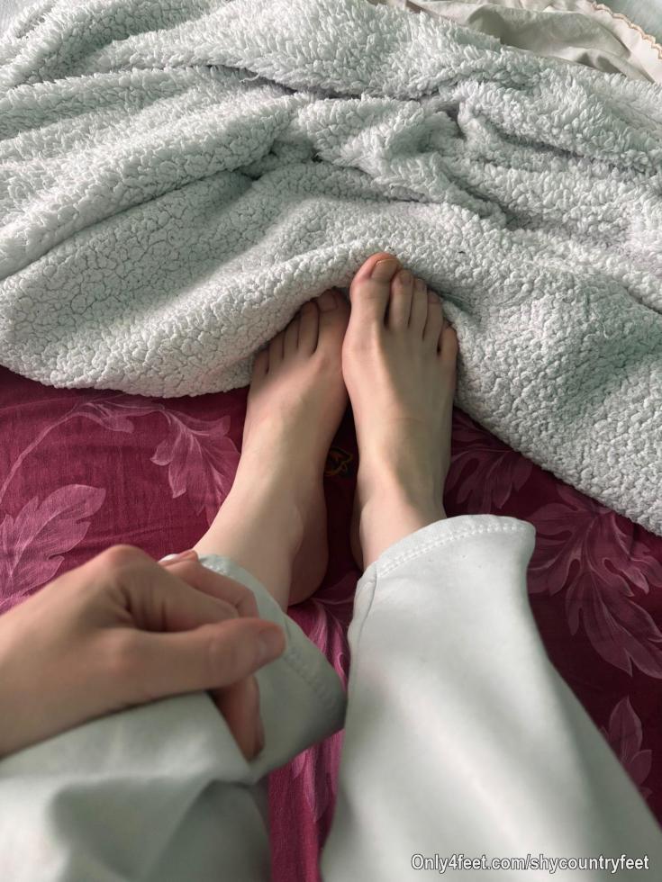 First day on this platform... I'll be busy studying all day but later I'll have so come up with some cute photos to post here. I already have a couple ideas.🫣