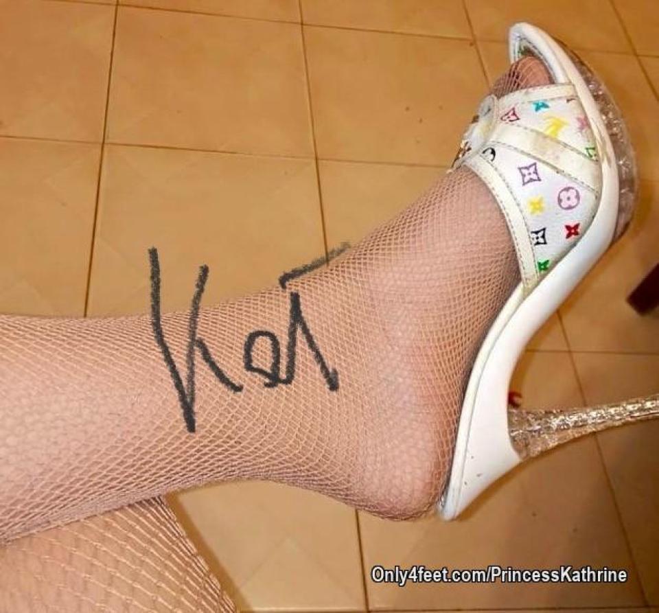 loius vitton and I am!😊😊
#sexyheels#beautifulfeet#kathrinelavas#princesskathrine