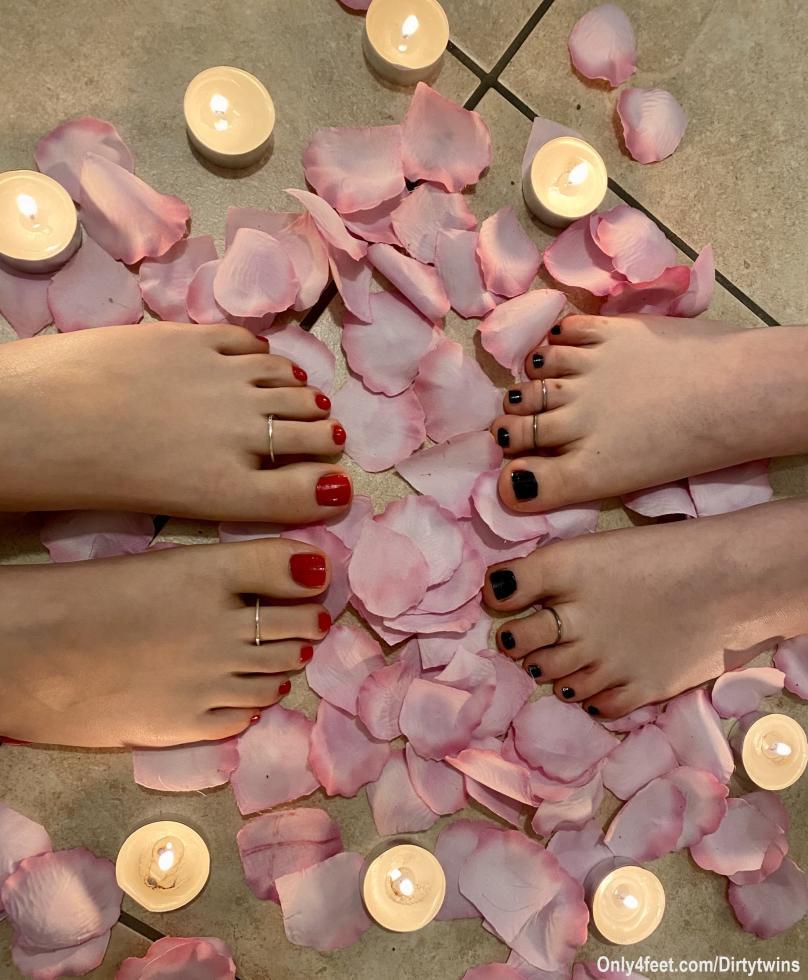 petali di rosa e candele per una cosa a tre