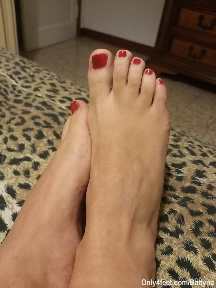 Ecco i miei piedini con lo smalto rosso😋 il prossimo colore?