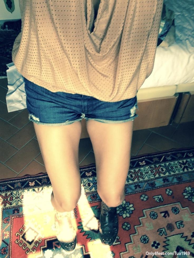 dai che è quasi arrivata l'estate! a casa della mia amica in campagna posso indossare già gli shorts !